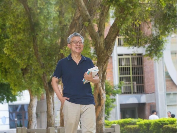 Retirement and return to school to dream! Shi Shenghui and young classmates sparked sparks, and mature life injected new life